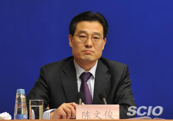 国新办一局副局长陈文俊主持本次新闻发布会(国新网 郭研摄影)