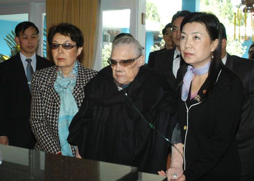 新闻中心 社会新闻 > 正文    蒋经国遗孀蒋方良(中)与媳妇蒋方智怡