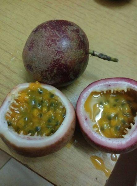 刚买的百香果这样子,还能吃吗?