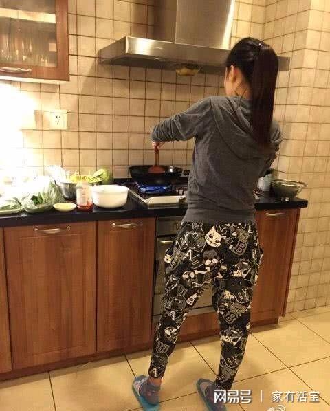 贾乃亮晒李小璐在家做饭照片花式秀恩爱大花裤子属实抢镜