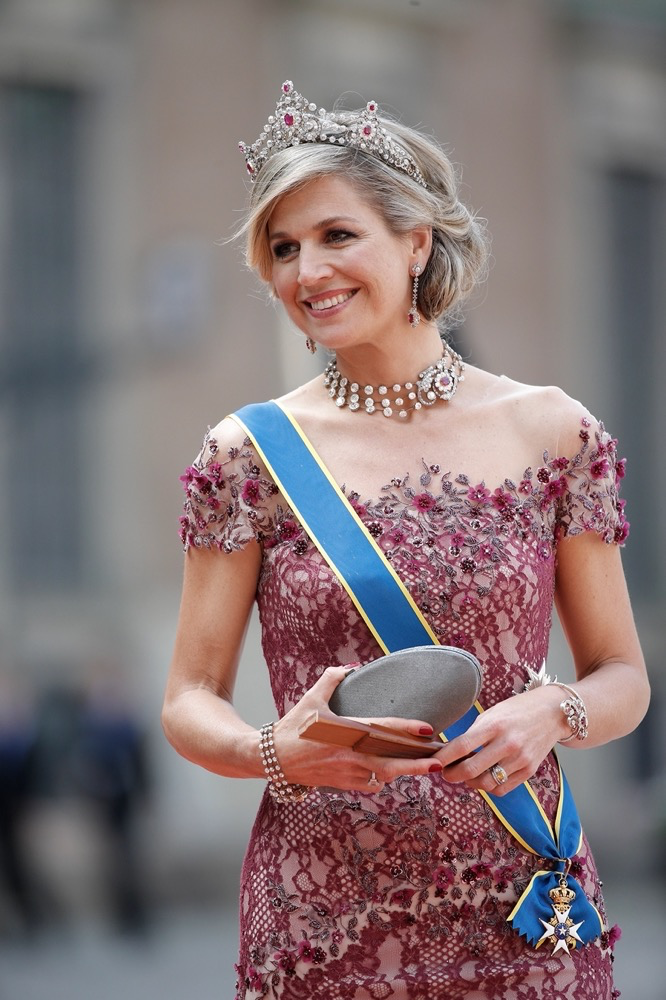 原创50岁荷兰王后穿搭用色超大胆,穿遍彩虹色,连英女王也望尘莫及