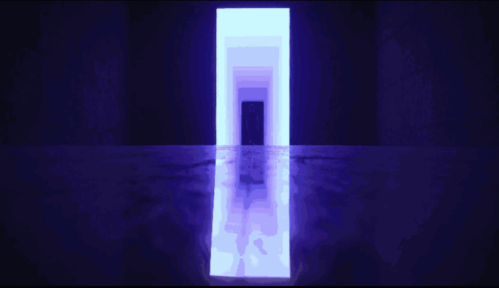 装置站在真实与虚幻的边缘有一扇光之门可以带你触碰未来空间