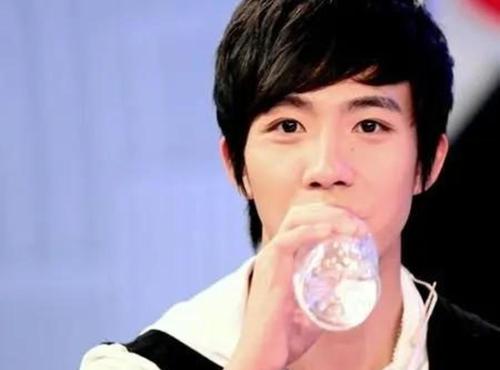 原创从美男子到毁容,再到回归,俞灏明"恢复出厂设置"后帅出新高度?