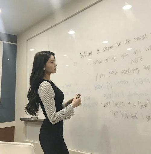 最美英语老师婀娜多姿颜才兼具学生考高分还不需要背单词
