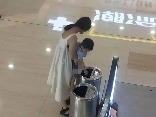 涪陵这个年轻美女居然抱着孩子在垃圾桶上撒尿,没眼看