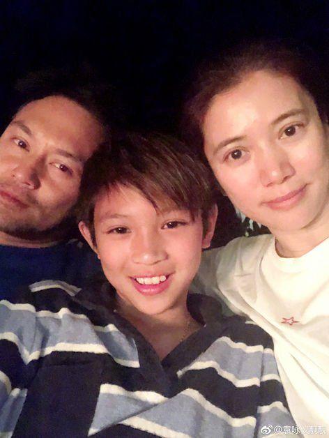 张智霖与袁咏仪的儿子张慕童(魔童)今年已11岁啦,激似妈咪的他拥有