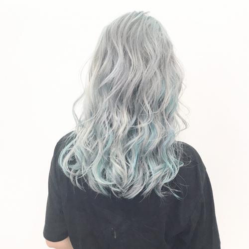 又挑战了新的色系!灰蓝色的头发!