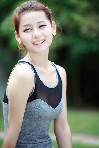 笑得多么开心的美丽少女姑娘