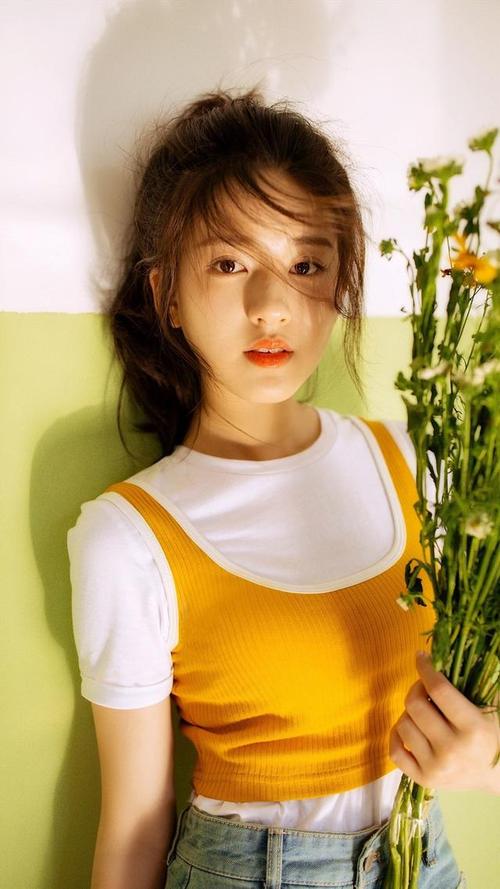 演员赵露思清新写真,黄色系搭配阳光可爱