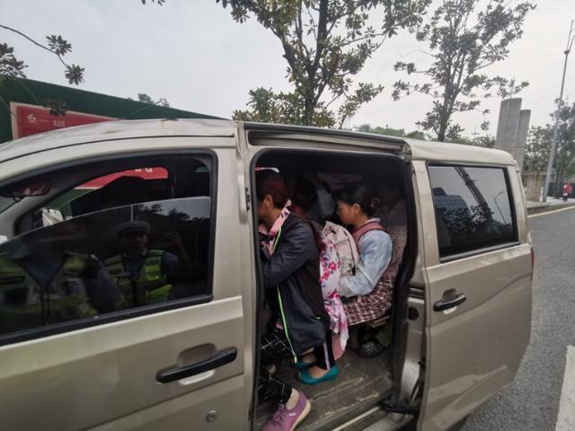 超载9人!面包车涉嫌严重超员被现场查获