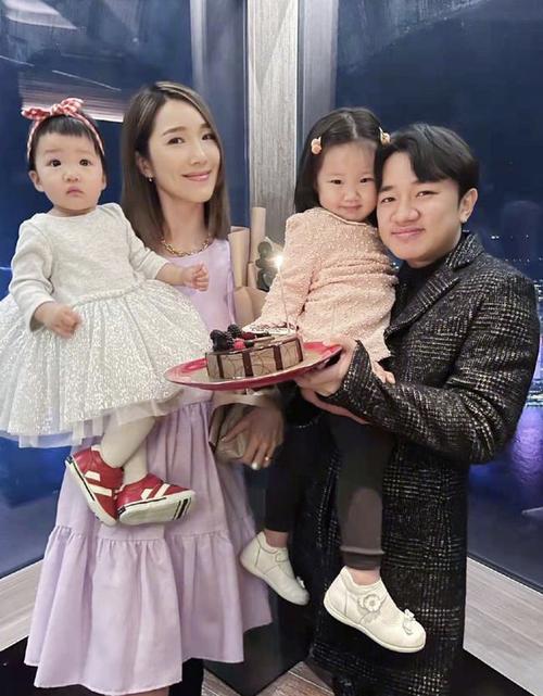 王祖蓝晒全家福为李亚男庆生,大女儿抢着吹蜡烛,共进晚餐超温馨