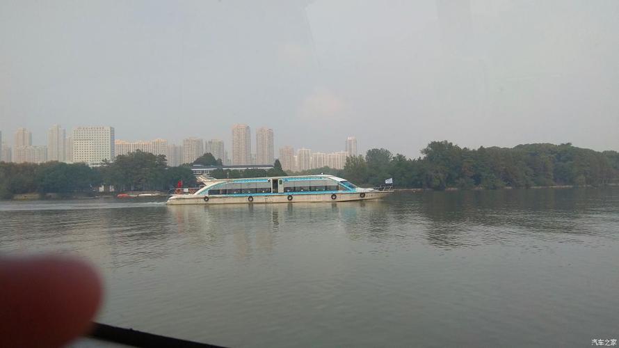 精坐东湖游船,逛楚河汉街