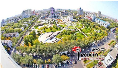图为克拉玛依人民广场一景(拍摄于2014年10月10日)亚心网记者 李雄心