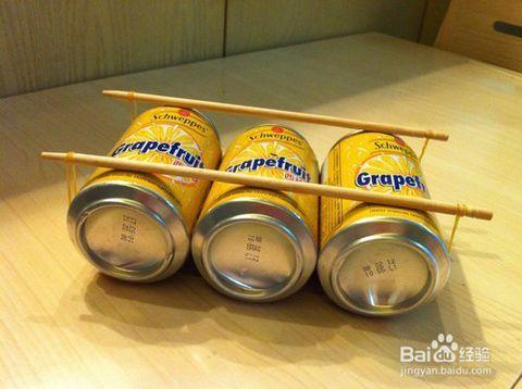 5  把三个易拉罐用双面胶固定,两边用木棍(一次性筷子也可以)和橡皮