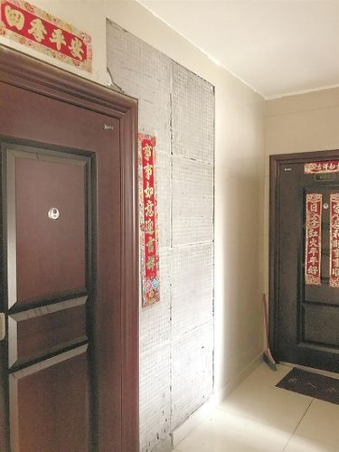 松江一小区居民楼墙面砖脱落 负责人:暂无法修缮