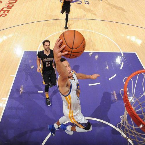 库里扣篮简笔画