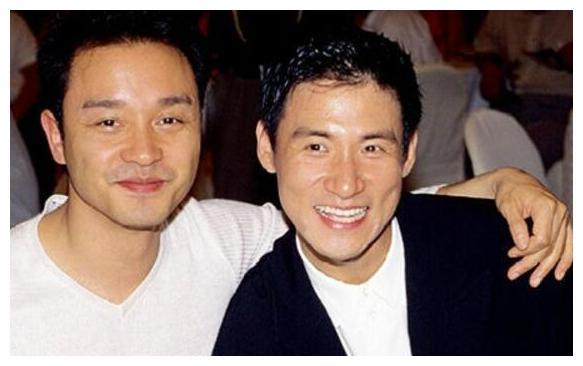 张国荣和顶级男星的合照对比:对上其他人都是完胜,仅和他五五开