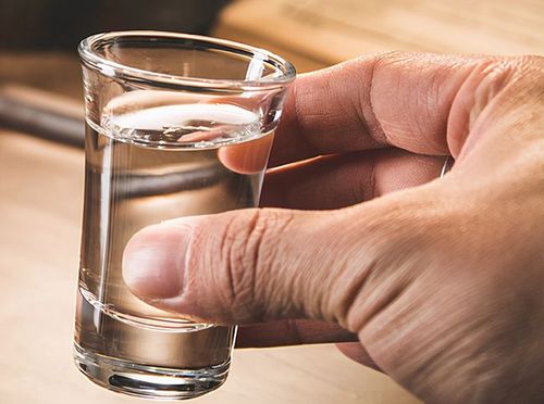 那如果要换算成瓶的话,一瓶啤酒将近可以倒满三杯,所以喝一杯白酒