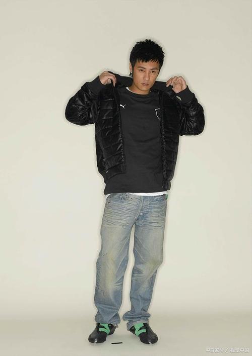 余文乐穿着一身黑色西服打扮得相当帅气,但是照片中的他明显与年轻