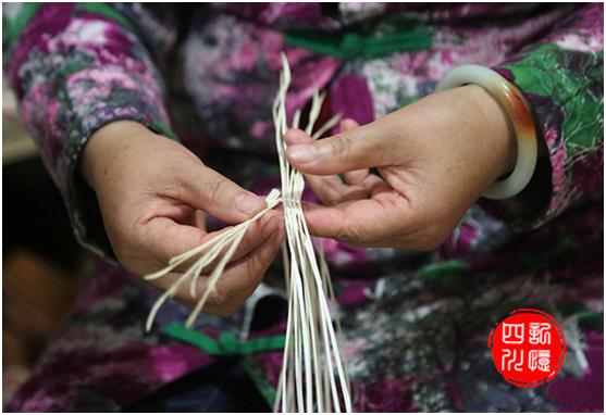 李老师正在制作棕编