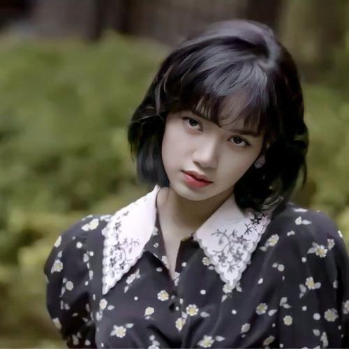 lisa钻石吊带造型曝光,无刘海造型被吐槽,发际线真的很高