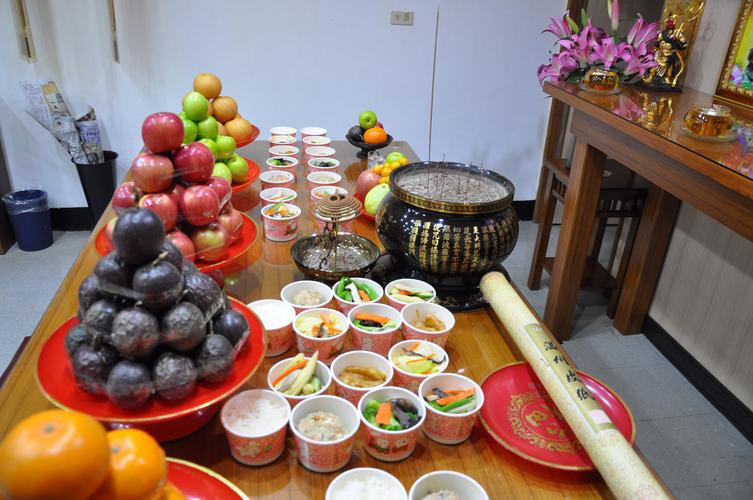 八德慈氏居士林全体弟子,恭祝弥勒尊佛圣诞,大家用香花,五果,灯,寿桃