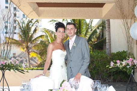 塞尔比和莱顿的结婚照片