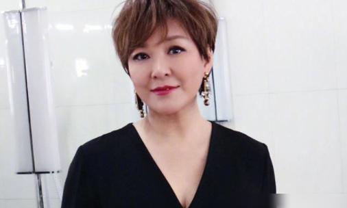 从贵妇沦为卖惨主播,央视名嘴李静倒塌的背后,消极的情绪是根本