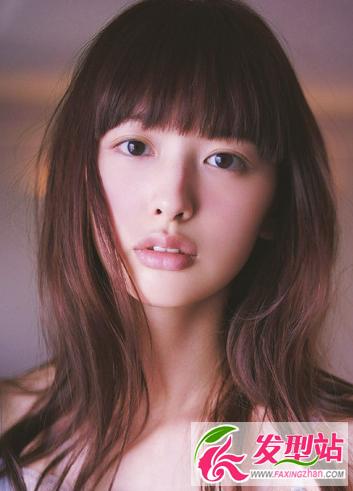 圆脸型的你剪刘海会显得脸孔较小喔    【重点在于要下意识地显出