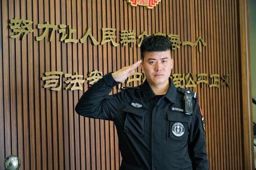 20秒能干啥?特警队长徒手制服持刀歹徒,说的一句话亮了!