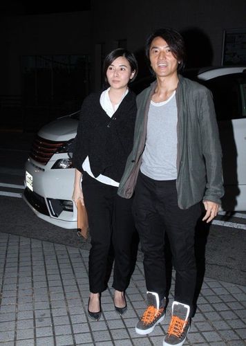 郑伊健蒙嘉慧甜蜜牵手去买菜两人避谈在日本开公司和移居问题