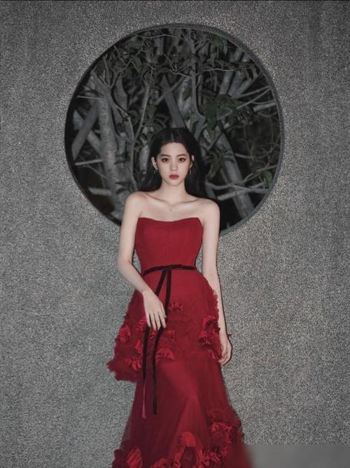 欧阳娜娜一改往日清纯风格,红裙穿搭美出新高度!气质优雅迷人!
