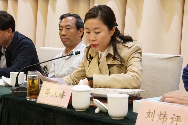 中共丹凤县委常委,丹凤县人民攻府副县长李江峰女士致词迎嘉宾!