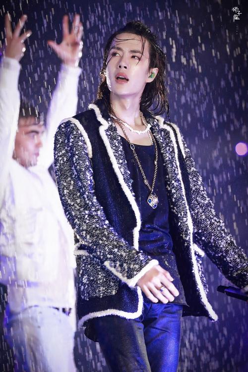 191231 湖南卫视跨年晚会 #王一博# cr:logo