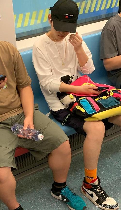 夏季换上短裤的帅哥真的好多呀,只坐趟地铁就已经数不过来了呢!