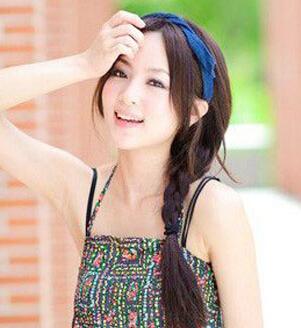 侧边麻花辫发型,蓬蓬松松的,随意大方又不伤头皮,蓝色系的发箍,搭配