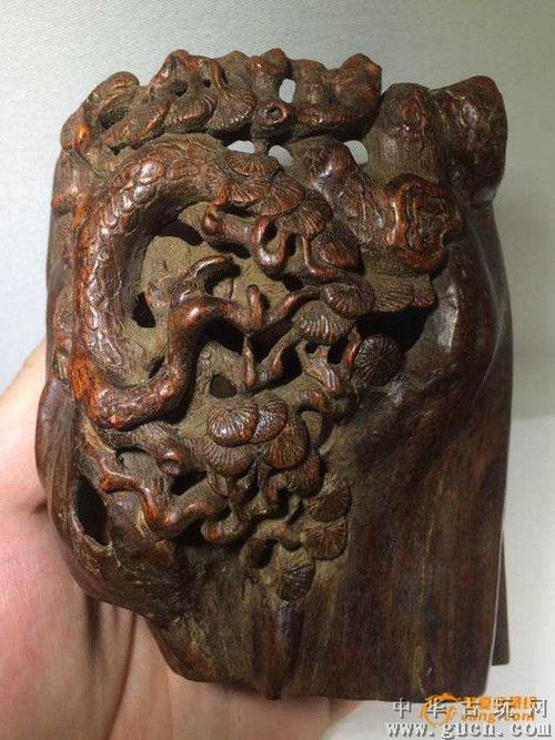 【奇楠·精品】清中期奇楠沉香高浮雕松石笔筒