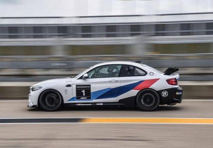 你与赛车手之间只差了一辆宝马m2csracing