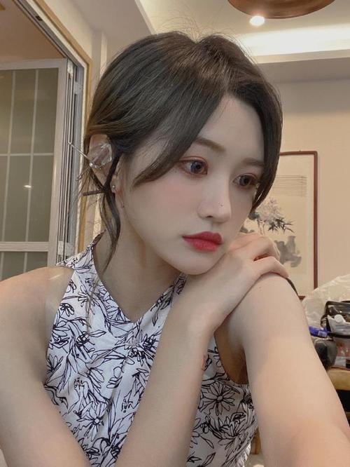 美女艺人张昕穿旗袍拍摄迷人美照