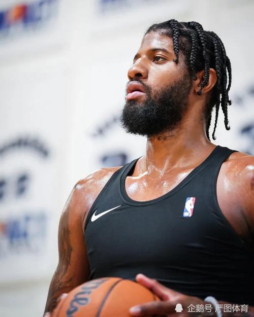 "泡椒"保罗·乔治换新发型