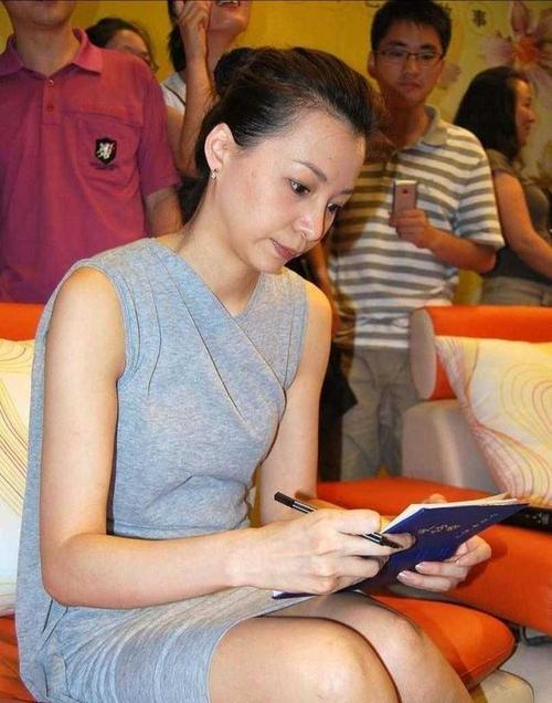 董卿素颜气质都变了,穿灰色连衣裙配丸子头,显老5岁像