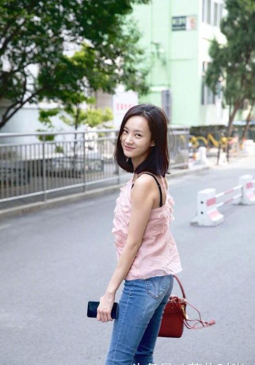 李一桐顶着素颜出街,内衣带也能凭空消失?网友:太会玩