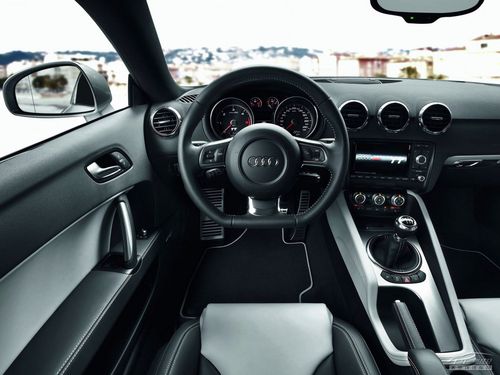 2011款奥迪tts有朱鹭白色现车 日光橙色需预定