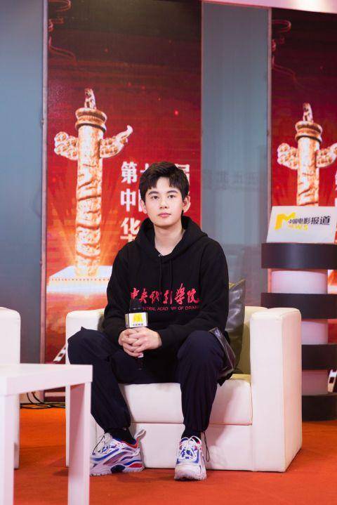 胡先煦黑西装亮相华表奖畅聊中戏展年轻演员风采