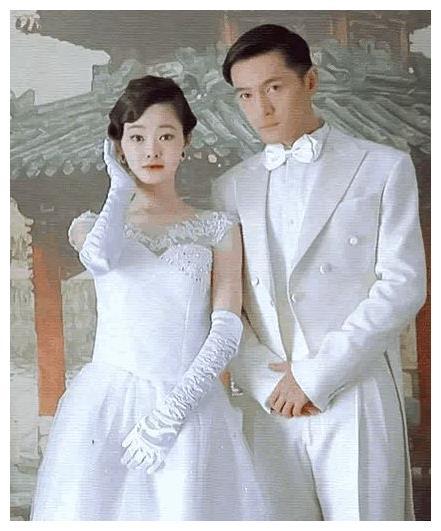 宋轶,胡歌"婚纱照"被扒,当宋轶靠近他时,胡歌的表情过于直男