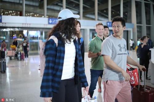 2018年9月23日,北京,惠若琪现身北京机场,随后惠若琪老公杨臻博也现身