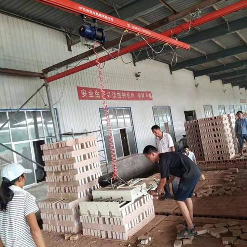 红砖抱砖机 空心砖装砖机 装砖机器手厂家