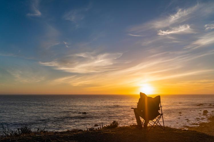 逆光夕阳下的老人更现孤独.