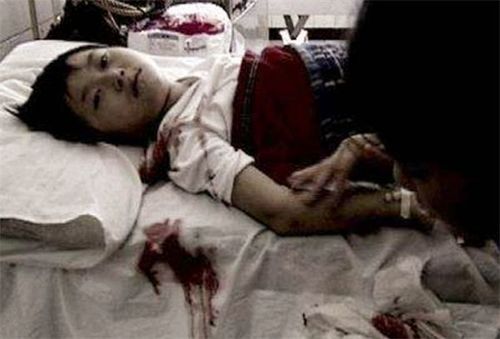 青海母亲燕志云虐死6岁女儿被判7年出狱后挖其骨灰踩踏泄愤