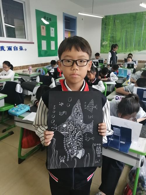 四年四班黑白装饰画《鱼》